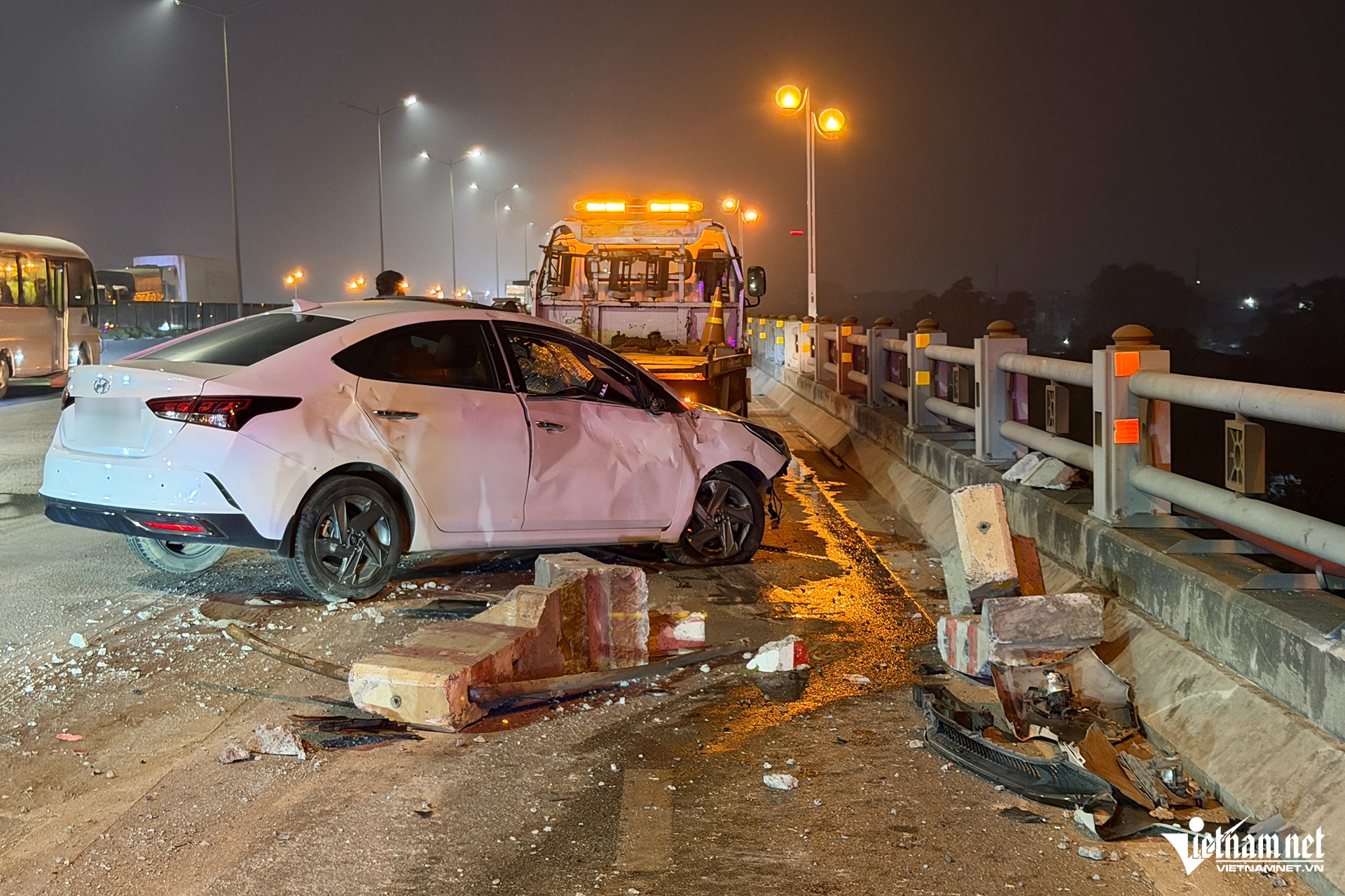 Hà Nội: Ô tô con tông vào dải phân cách, lật úp trên cầu Thanh Trì