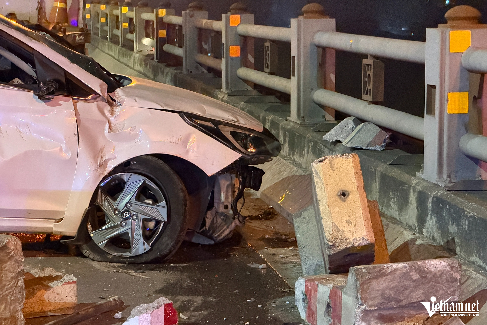 Hà Nội: Ô tô con tông vào dải phân cách, lật úp trên cầu Thanh Trì