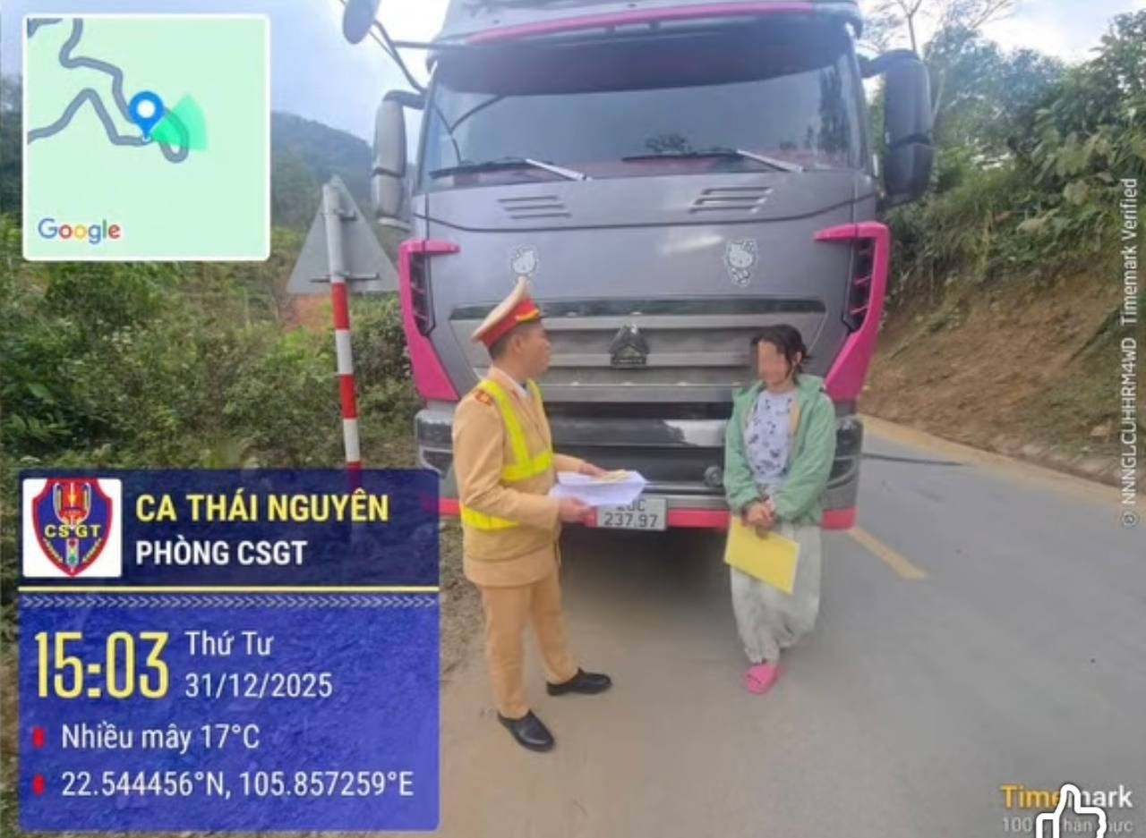 Xử phạt hành chính nữ hot tiktoker lái xe tải dừng xe giữa đường