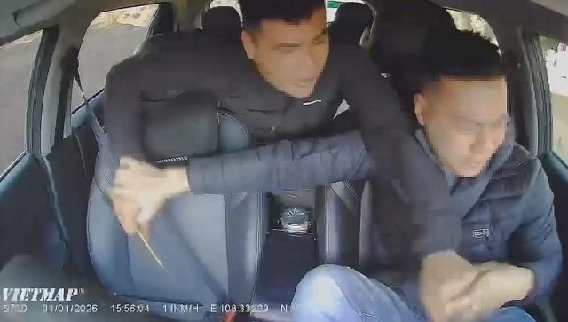 Mặc kệ vợ gào khóc van xin, người chồng vẫn dùng hung khí tấn công tài xế khi xe đang chạy