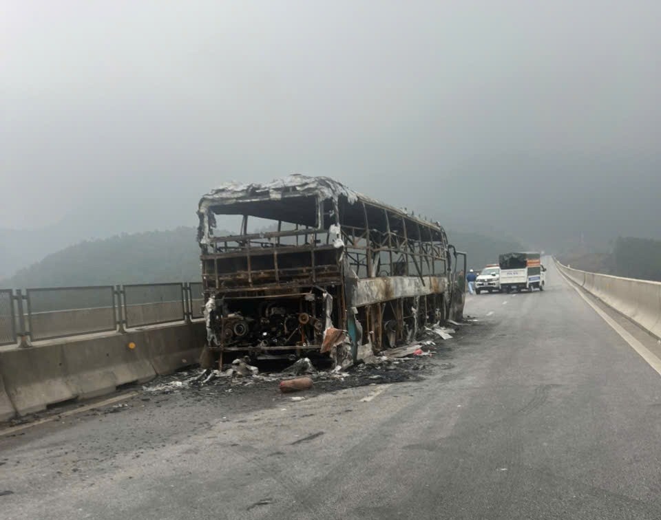 Xe khách bốc cháy trên cao tốc, nam sinh lớp 12 tử vong nghi do ngủ quên trên xe