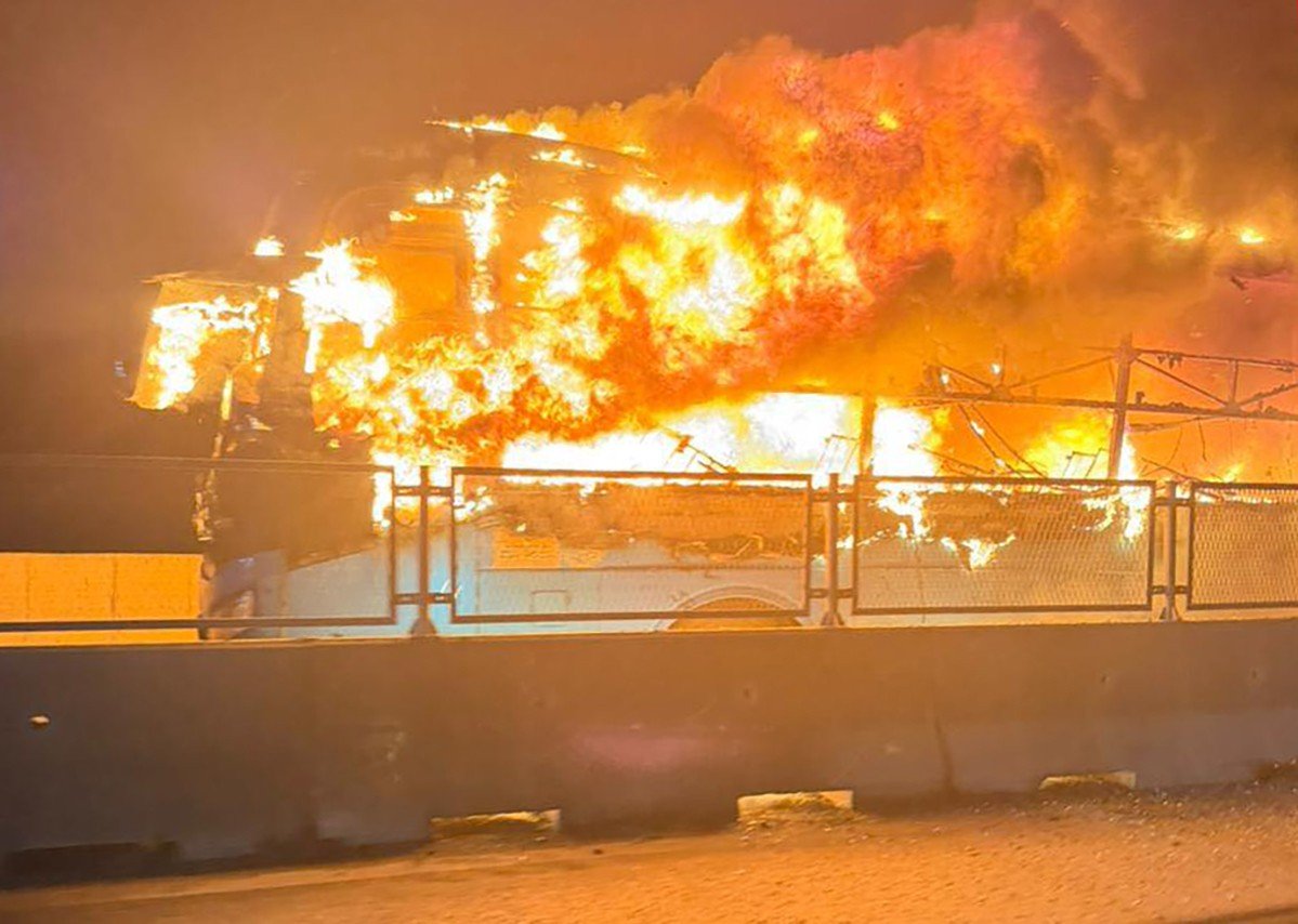 Xe khách bốc cháy trên cao tốc, nam sinh lớp 12 tử vong nghi do ngủ quên trên xe