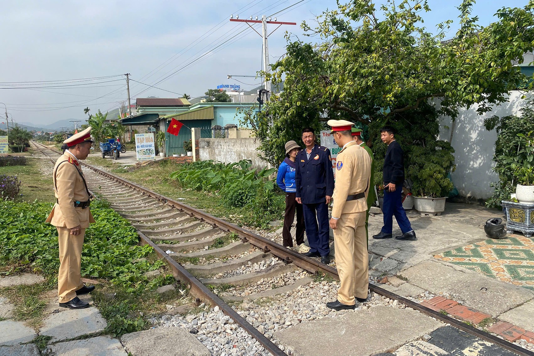 Nướng đồ ăn trên đường sắt rồi đăng tiktok, một gia đình tại Quảng Ninh bị xử phạt