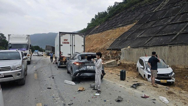 Cao tốc La Sơn - Túy Loan: Xe tải phanh gấp khiến 11 ô tô va chạm liên hoàn