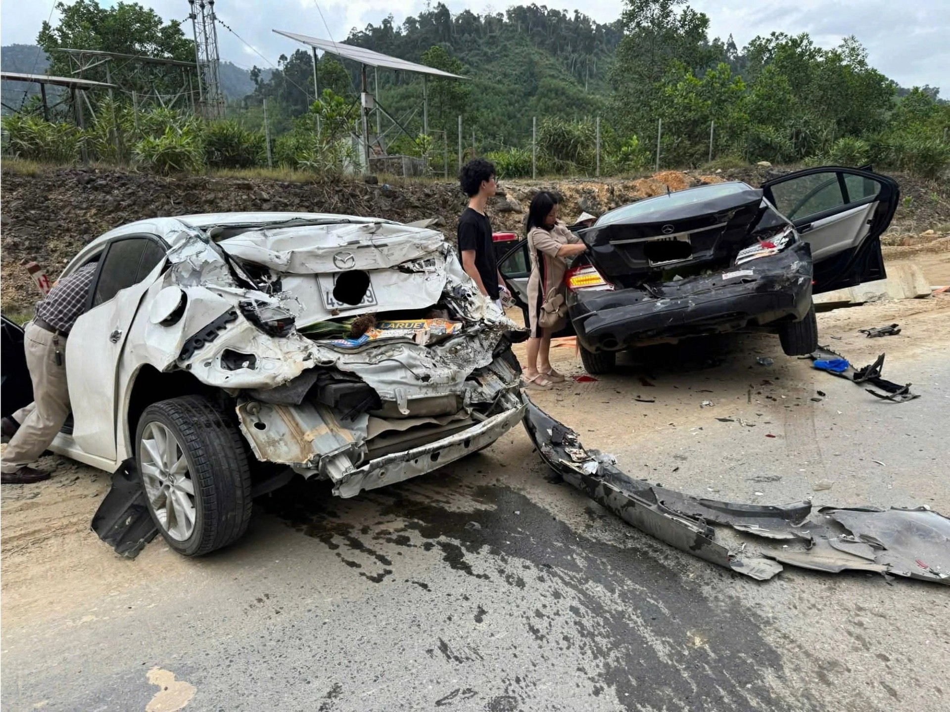 Cao tốc La Sơn - Túy Loan: Xe tải phanh gấp khiến 11 ô tô va chạm liên hoàn