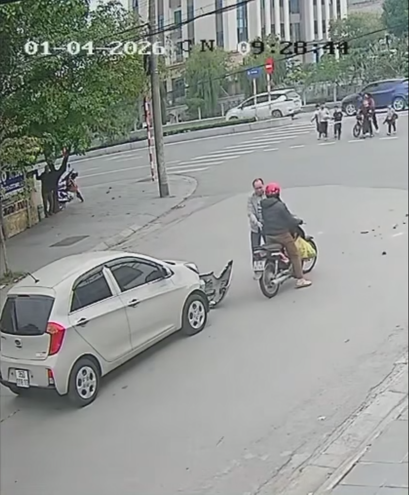 Va chạm trên đường, người đàn ông đi ô tô giữ xe, tác động vật lý người phụ nữ lái xe máy