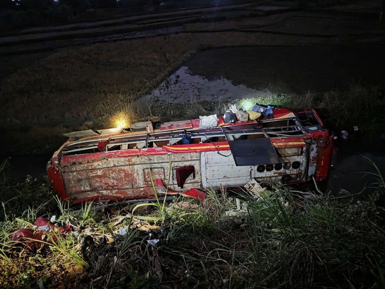 Lật xe khách chở 25 người ở Sơn La khiến 11 người bị thương Lật xe khách chở 25 người ở Sơn La khiến 11 người bị thương