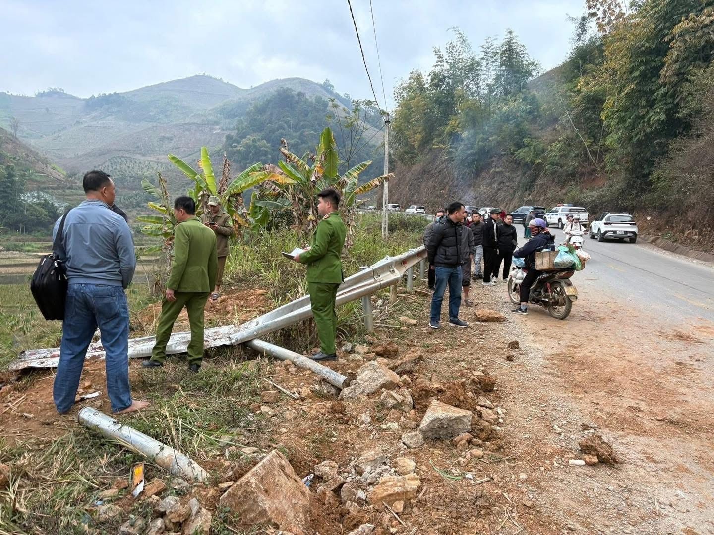 Lật xe khách chở 25 người ở Sơn La khiến 11 người bị thương Lật xe khách chở 25 người ở Sơn La khiến 11 người bị thương