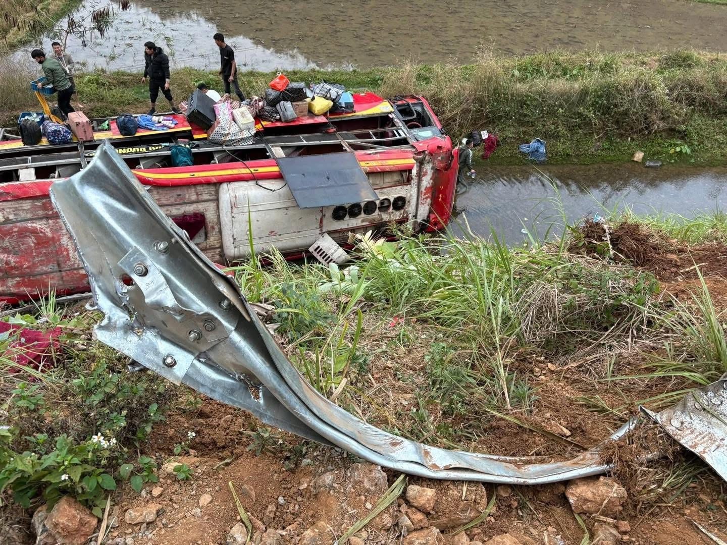 Lật xe khách chở 25 người ở Sơn La khiến 11 người bị thương