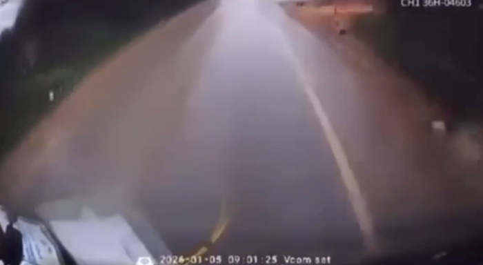 Clip camera hành trình xe đầu kéo bị lật đè lên xe con ở Thanh Hóa