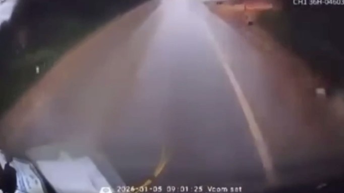 Góc camera từ xe đầu kéo trong vụ lật đè xe con ở Thanh Hóa hé lộ điều gì?