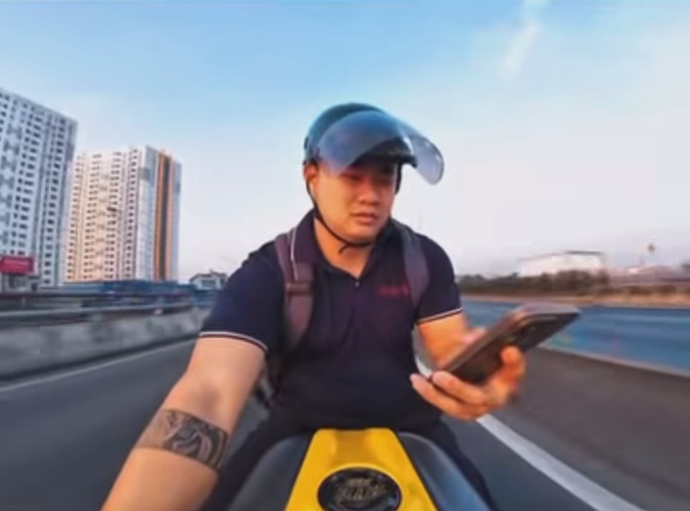 Xử phạt nam thanh niên buông hai tay, dùng điện thoại khi lái mô tô ở TP. HCM