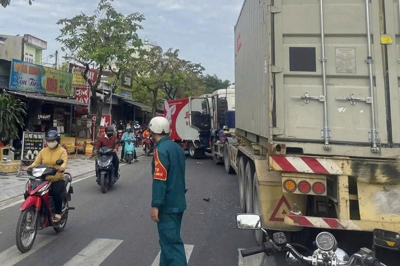 TP. HCM: Một người bị thương sau va chạm liên hoàn 4 ô tô