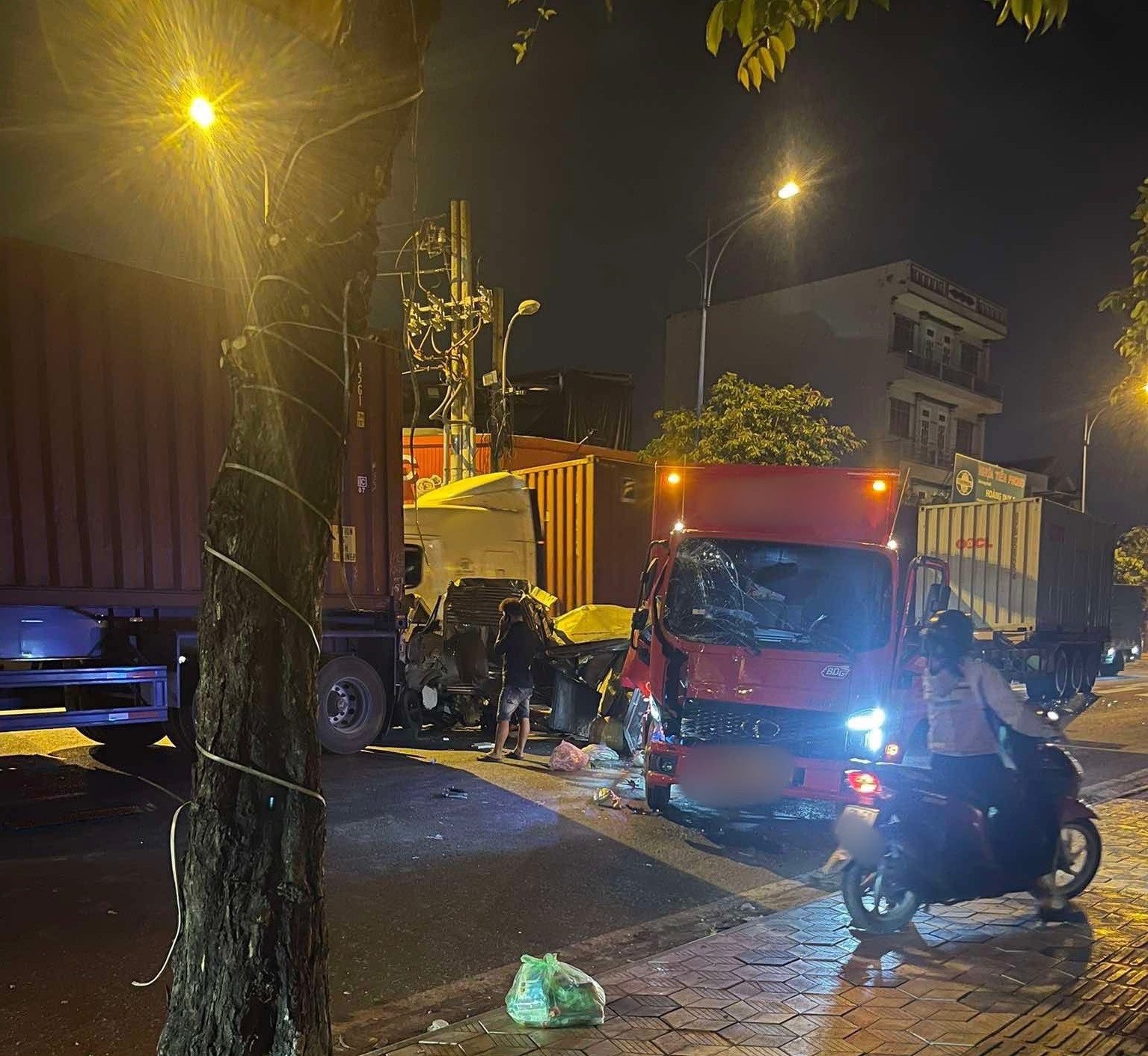 TP. HCM: Một người bị thương sau va chạm liên hoàn 4 ô tô