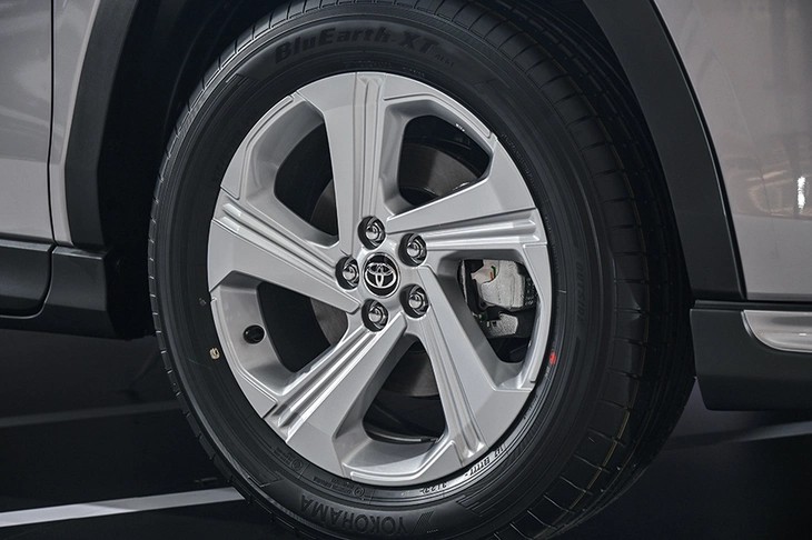 Toyota Yaris Cross 2026 tăng giá nhẹ đổi lại gói an toàn tiêu chuẩn