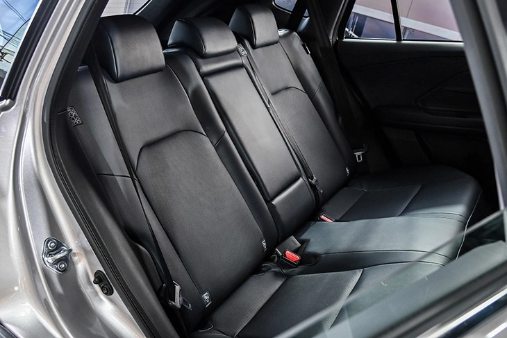 Toyota Yaris Cross 2026 tăng giá nhẹ đổi lại gói an toàn tiêu chuẩn