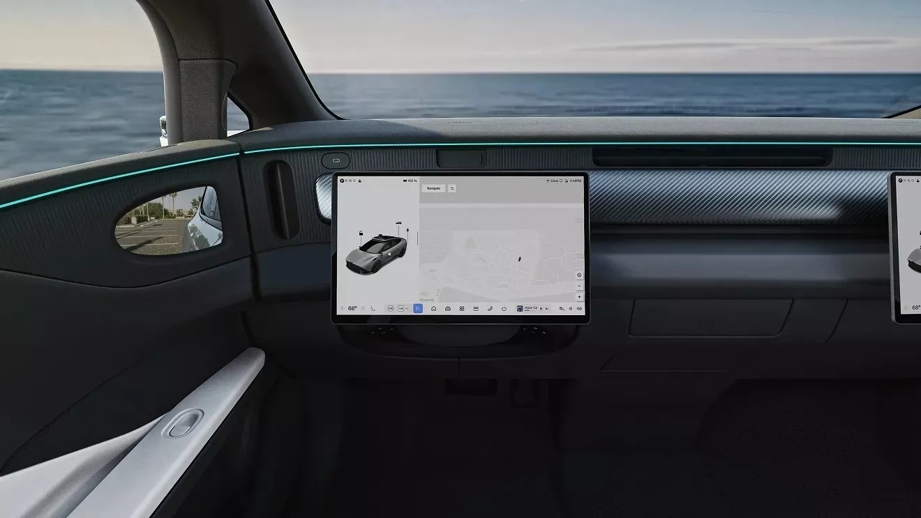 Khi vô lăng gập vào trong mặt táp-lô, một màn hình trung tâm sẽ trượt ra vị trí trước người lái