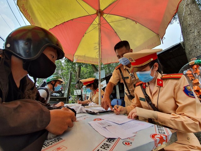 CSGT có được kiểm tra giấy khám sức khỏe của người điều khiển phương tiện?