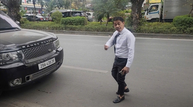 Mâu thuẫn khi tham gia giao thông, tài xế lớn tiếng rồi phá hoại tài sản của đối phương