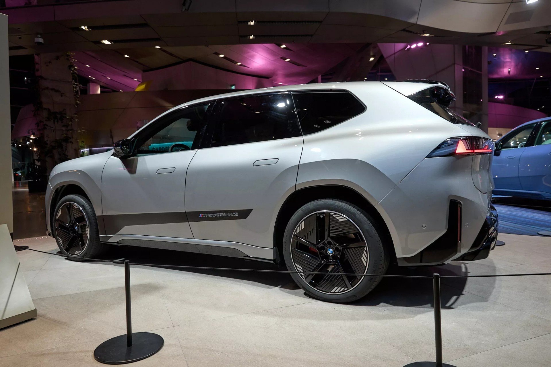 Phía bên của BMW iX3 2026