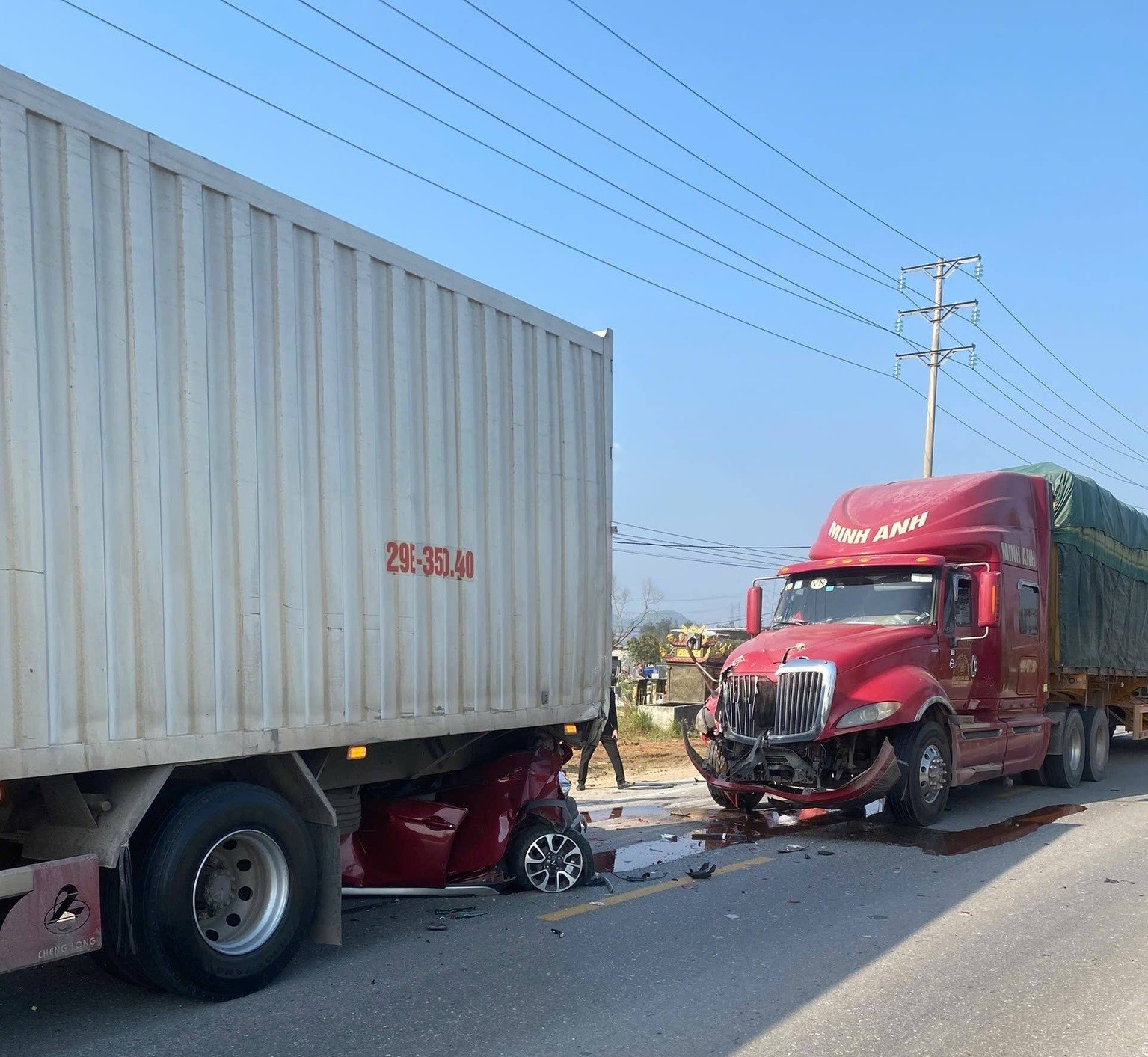 Bị kẹp giữa hai xe container, ô tô con biến dạng hoàn toàn sau va chạm