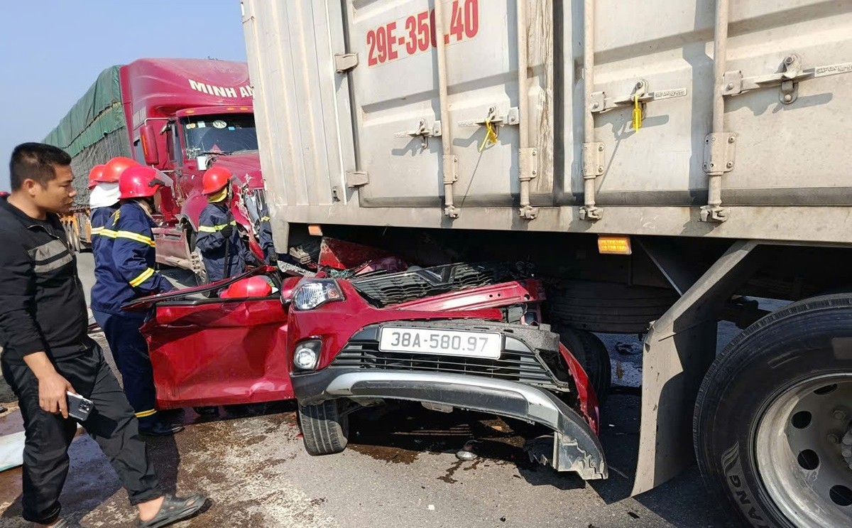 Cảnh báo tiềm ẩn tai nạn giao thông với thói quen “bám đuôi” xe phía trước