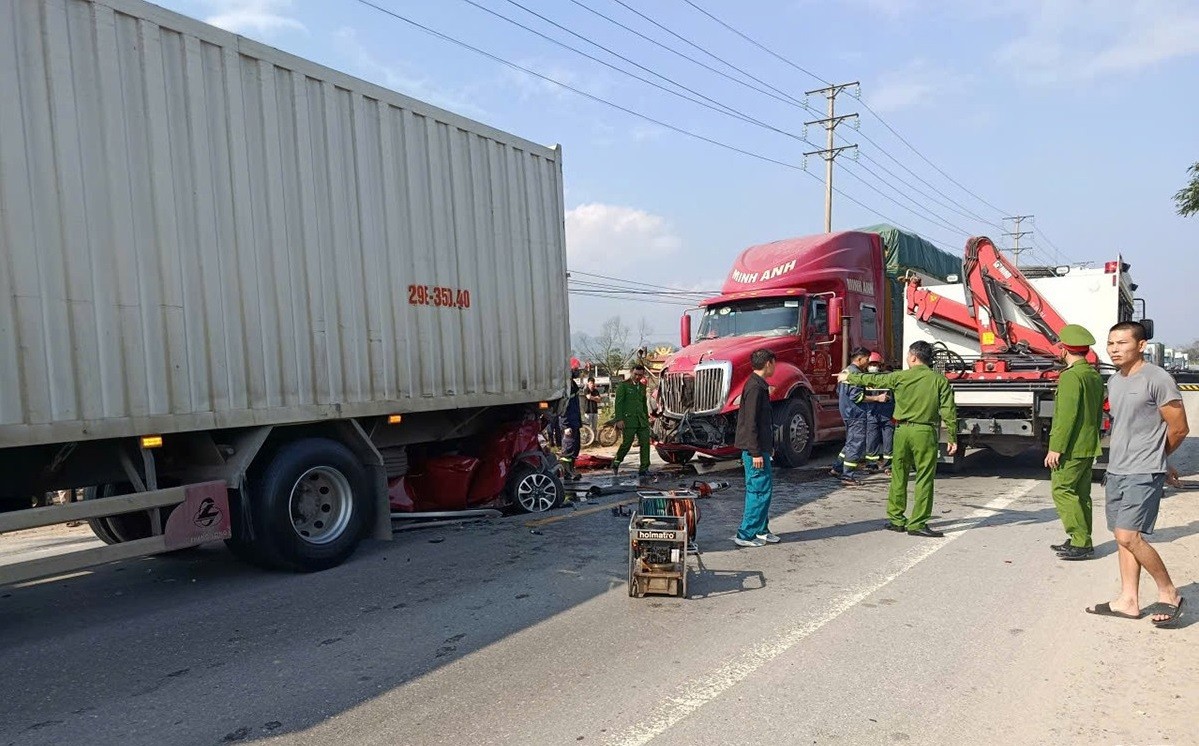 Bị kẹp giữa hai xe container, ô tô con biến dạng hoàn toàn sau va chạm