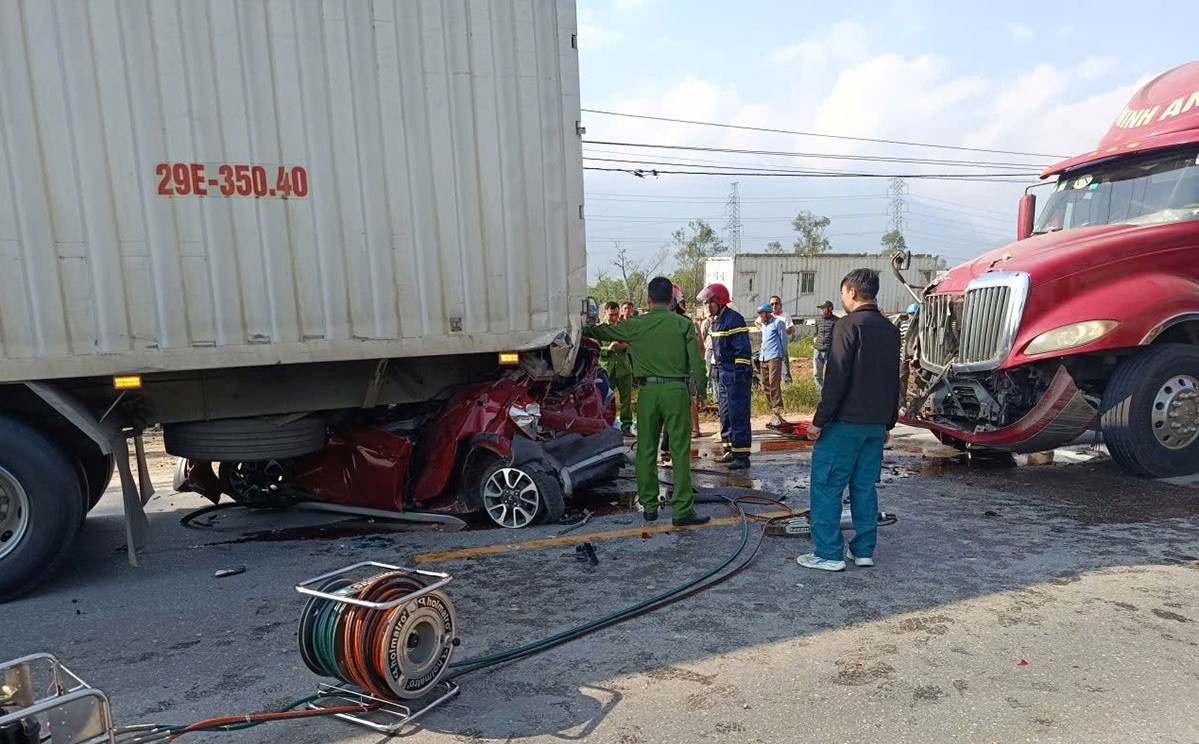 Bị kẹp giữa hai xe container, ô tô con biến dạng hoàn toàn sau va chạm