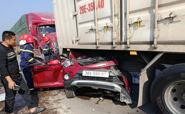 TNGT liên hoàn trên tuyến tránh Kỳ Anh, ô tô con bị mắc kẹt, tài xế may mắn thoát nạn