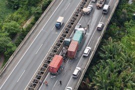 Cảnh báo tiềm ẩn tai nạn giao thông với thói quen “bám đuôi” xe phía trước