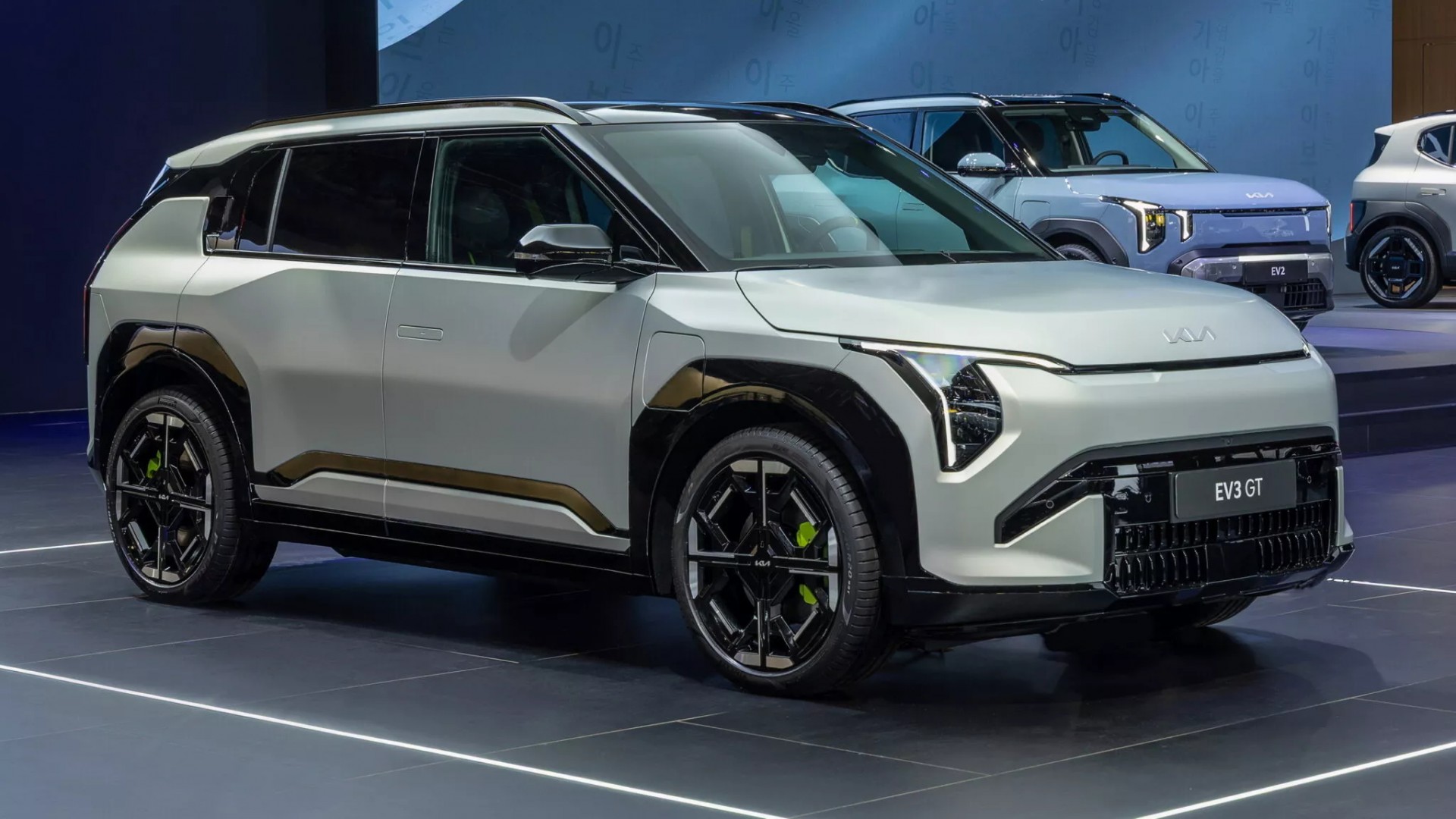 Kia hé lộ đồng loạt ba mẫu xe điện hiệu suất cao EV3 GT, EV4 GT và EV5 GT Phía trước của Kia EV3 GT