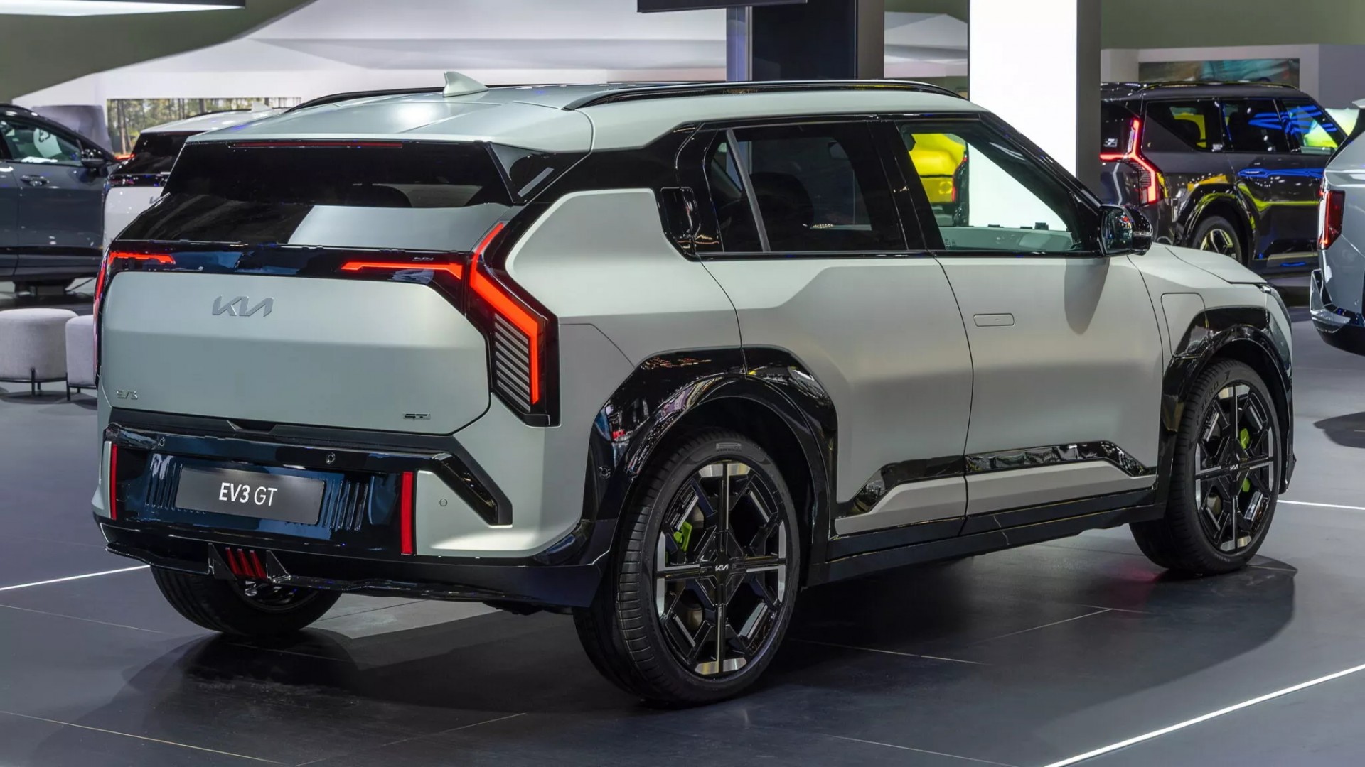 Kia hé lộ đồng loạt ba mẫu xe điện hiệu suất cao EV3 GT, EV4 GT và EV5 GT Phía sau của Kia EV3 GT