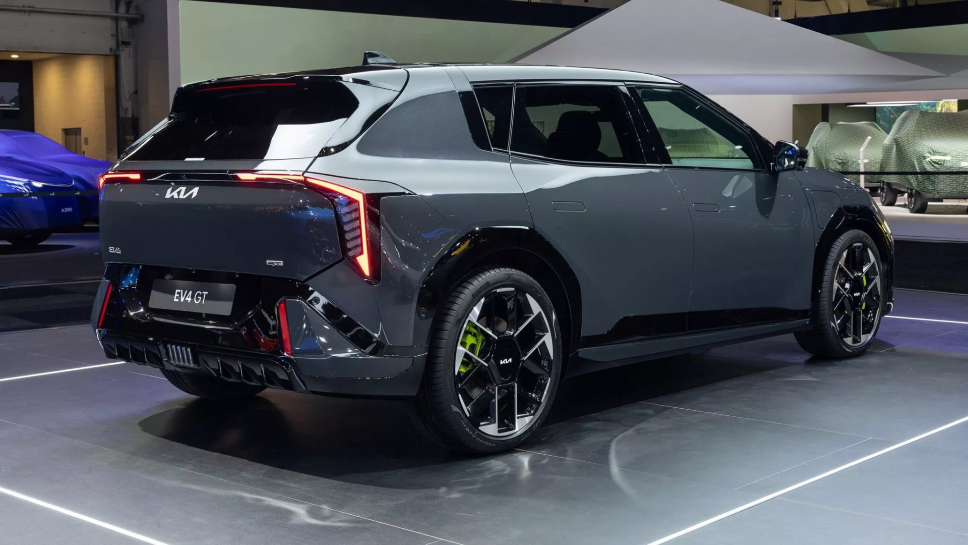 Kia hé lộ đồng loạt ba mẫu xe điện hiệu suất cao EV3 GT, EV4 GT và EV5 GT Phía sau của Kia EV4 GT