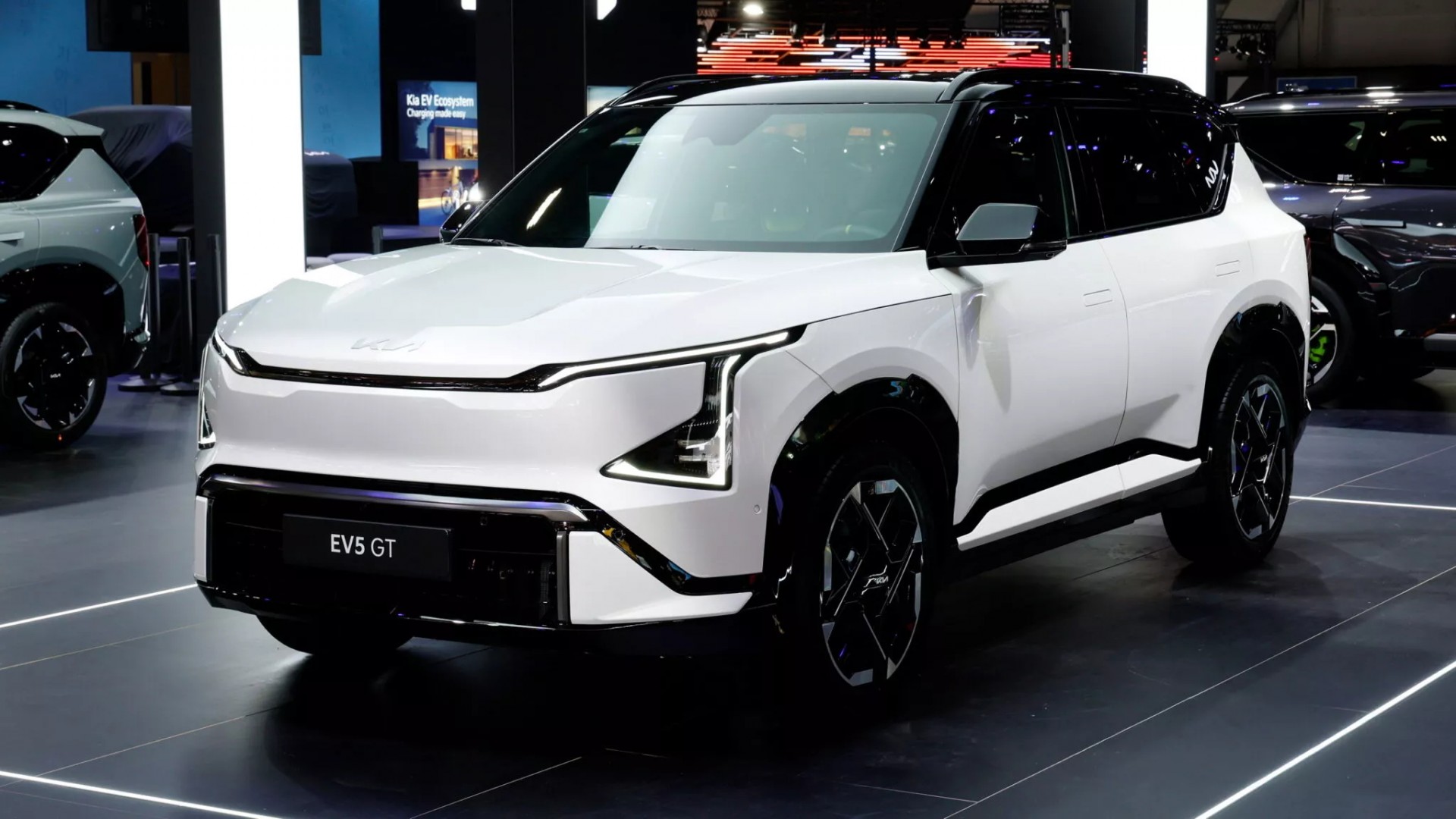 Kia hé lộ đồng loạt ba mẫu xe điện hiệu suất cao EV3 GT, EV4 GT và EV5 GT Phía trước của Kia EV5 GT