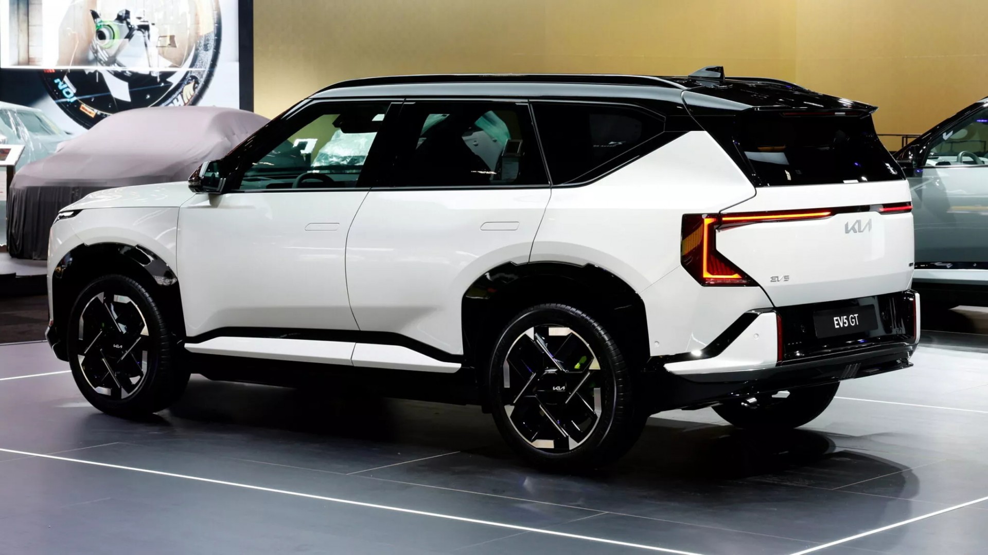 Kia hé lộ đồng loạt ba mẫu xe điện hiệu suất cao EV3 GT, EV4 GT và EV5 GT Phía sau của Kia EV5 GT