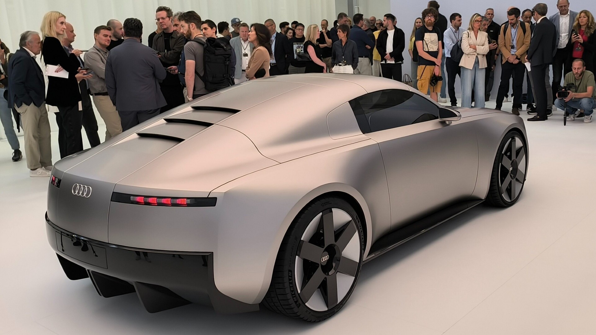 Lý do thiết kế xe hiện đại có thể loại bỏ kính hậu truyền thống