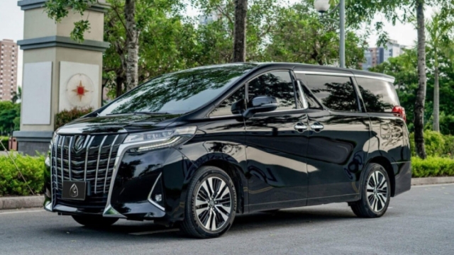 Toyota Alphard tại Việt Nam bị triệu hồi do lỗi hệ thống sấy kính sau