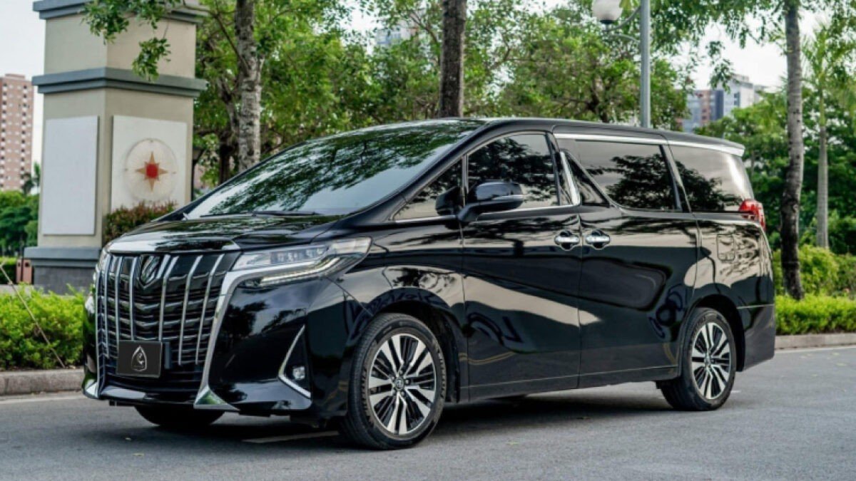 Toyota Alphard tại Việt Nam bị triệu hồi do lỗi hệ thống sấy kính sau