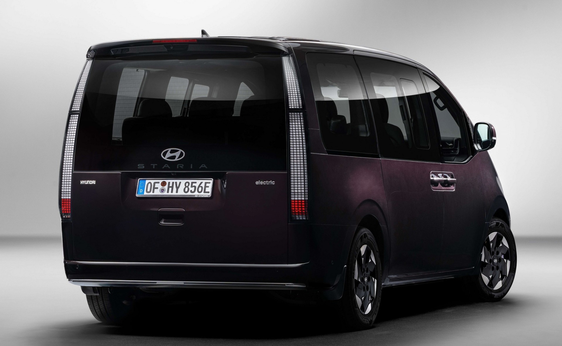 Cận cảnh Hyundai Staria EV 2026, sạc nhanh chỉ với 20 phút Cận cảnh Hyundai Staria EV 2026, sạc nhanh chỉ với 20 phút