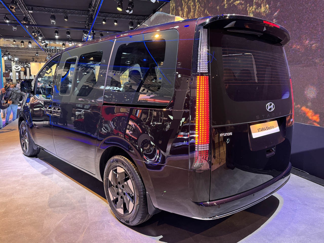 Cận cảnh Hyundai Staria EV 2026, sạc nhanh chỉ với 20 phút Cận cảnh Hyundai Staria EV 2026, sạc nhanh chỉ với 20 phút