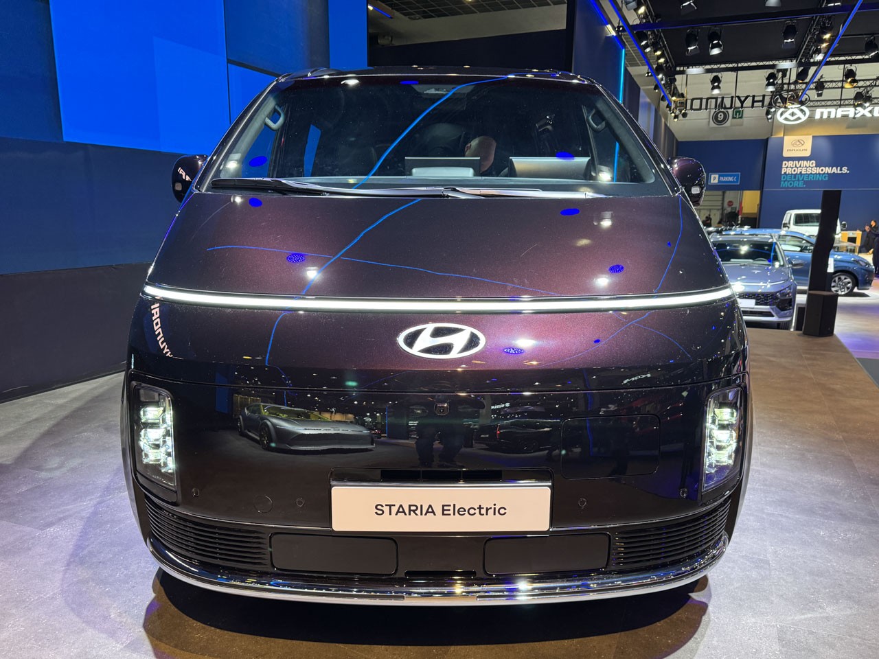 Cận cảnh Hyundai Staria EV 2026, sạc nhanh chỉ với 20 phút Cận cảnh Hyundai Staria EV 2026, sạc nhanh chỉ với 20 phút