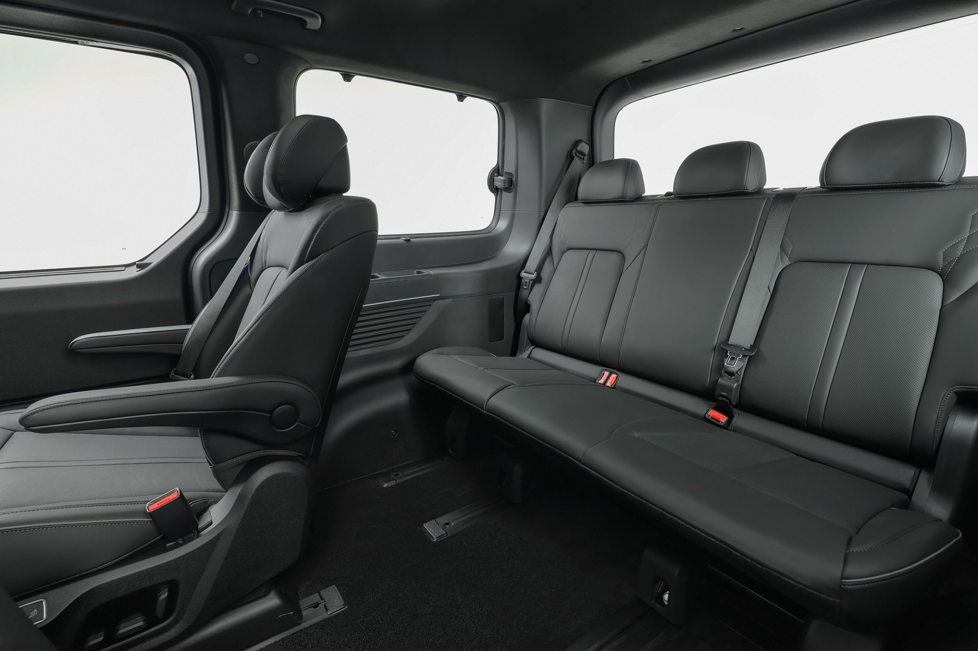 Cận cảnh Hyundai Staria EV 2026, sạc nhanh chỉ với 20 phút Cận cảnh Hyundai Staria EV 2026, sạc nhanh chỉ với 20 phút