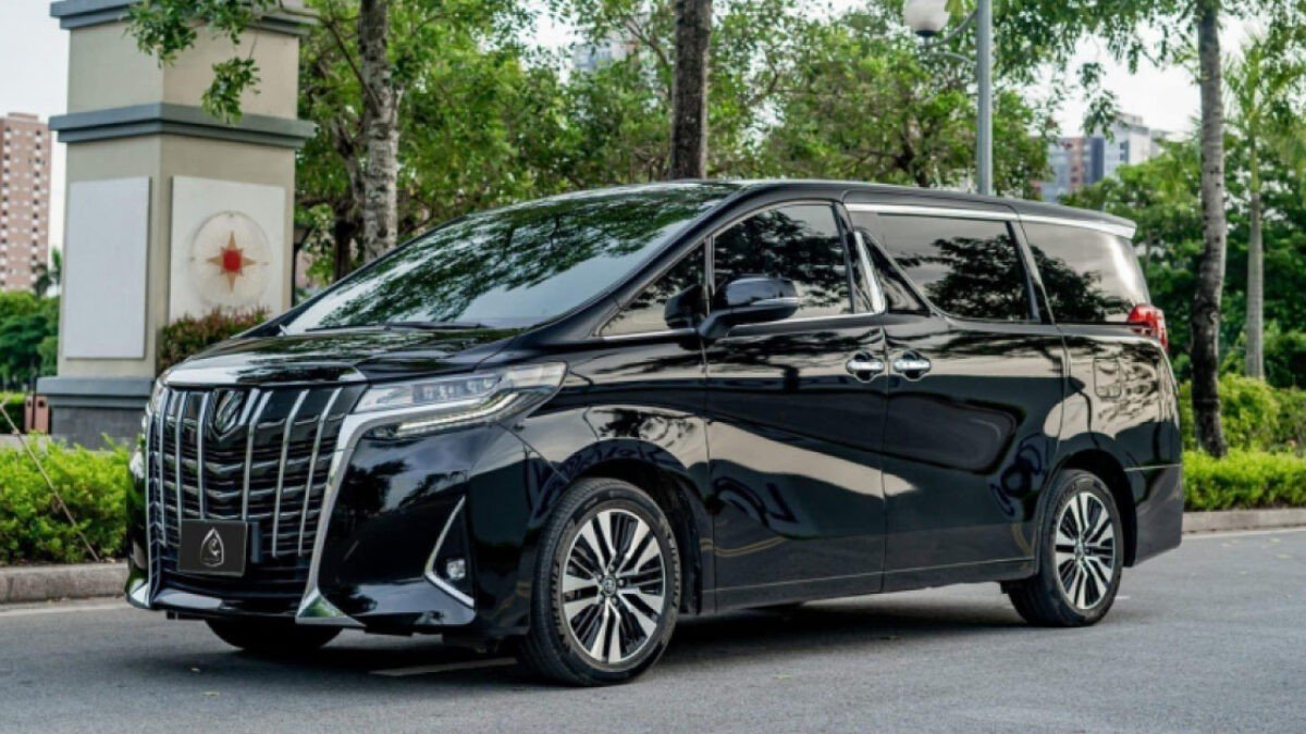 Toyota Alphard tại Việt Nam bị triệu hồi do lỗi hệ thống sấy kính sau