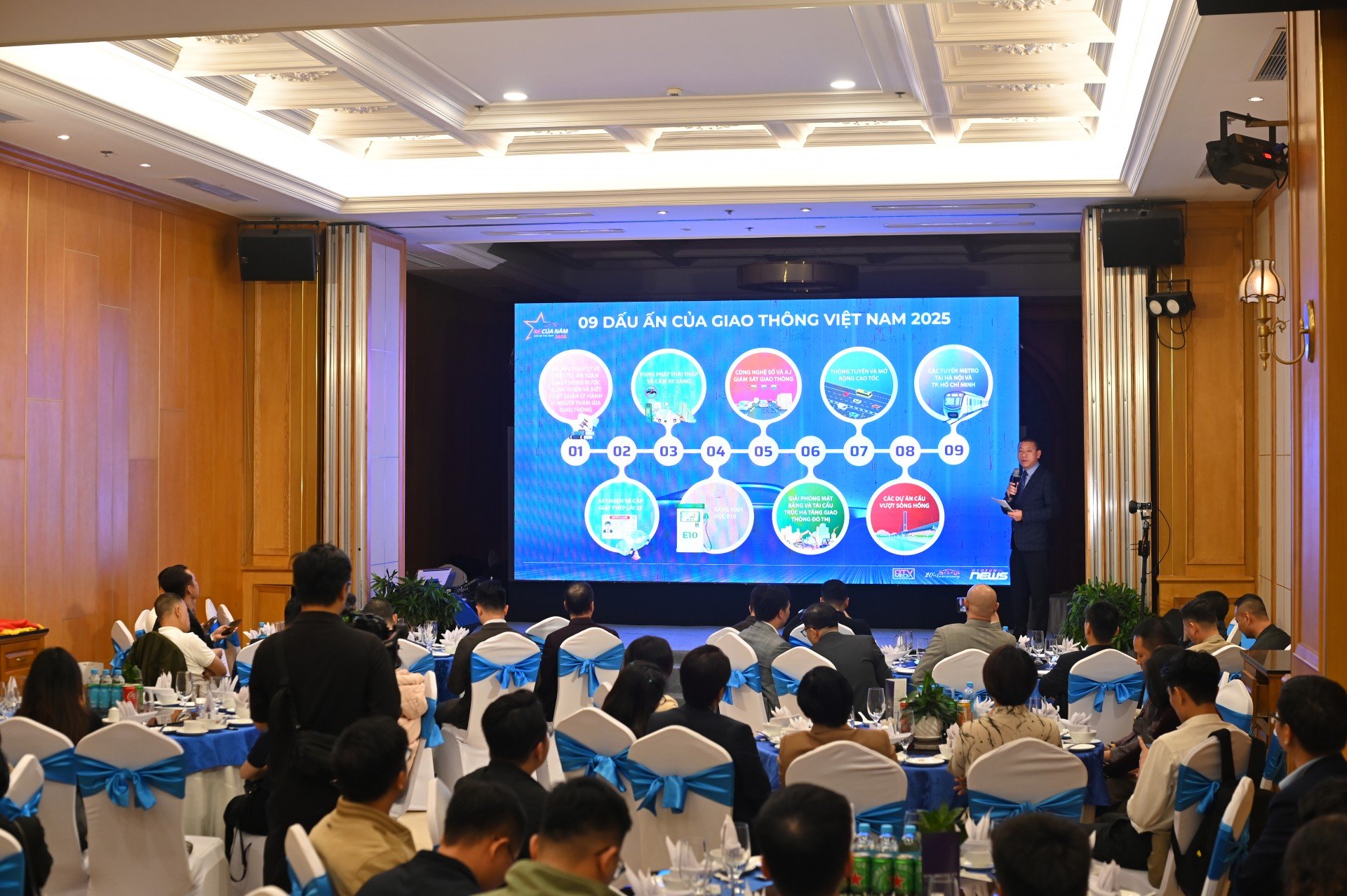  Ông Nguyễn Đại Hoàng, Tổng Giám đốc OTV Media và thành viên ban quản trị Otofun, trình bày 9 dấu ấn của giao thông Việt Nam 2025 tại Lễ Công bố Xe Của Năm 2026 