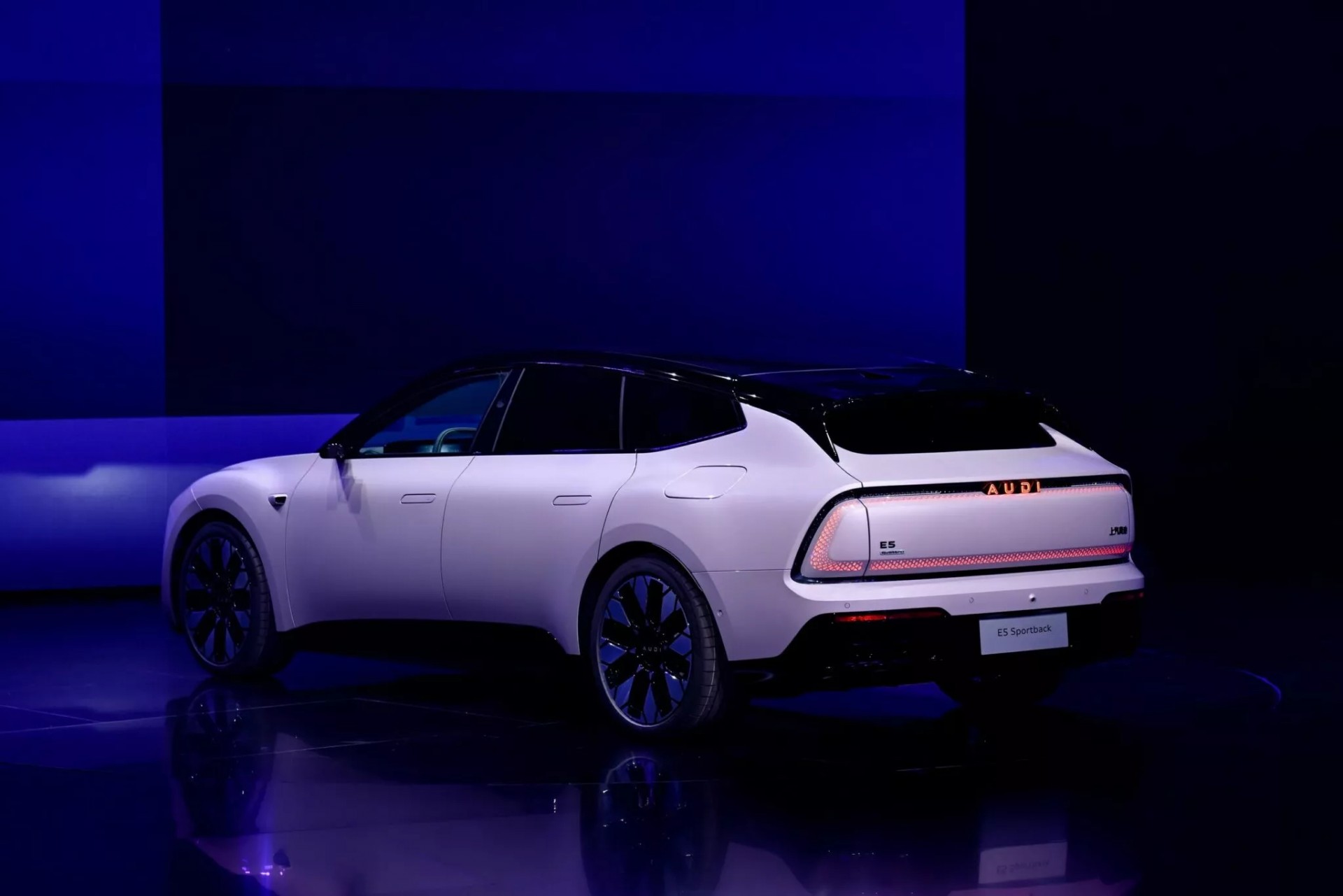 Phía sau của AUDI E5 Sportback