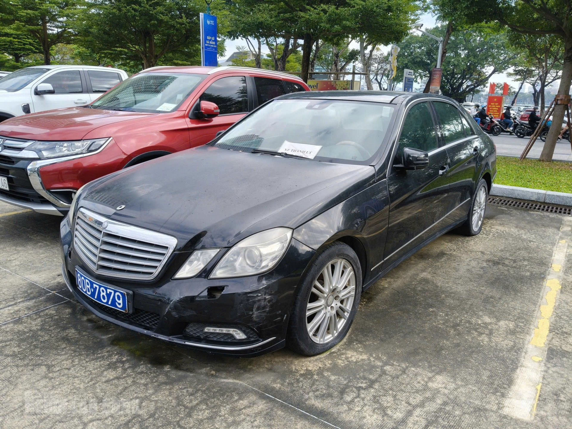 Xe biển xanh Mercedes-Benz E300 thanh lý ở Đà Nẵng