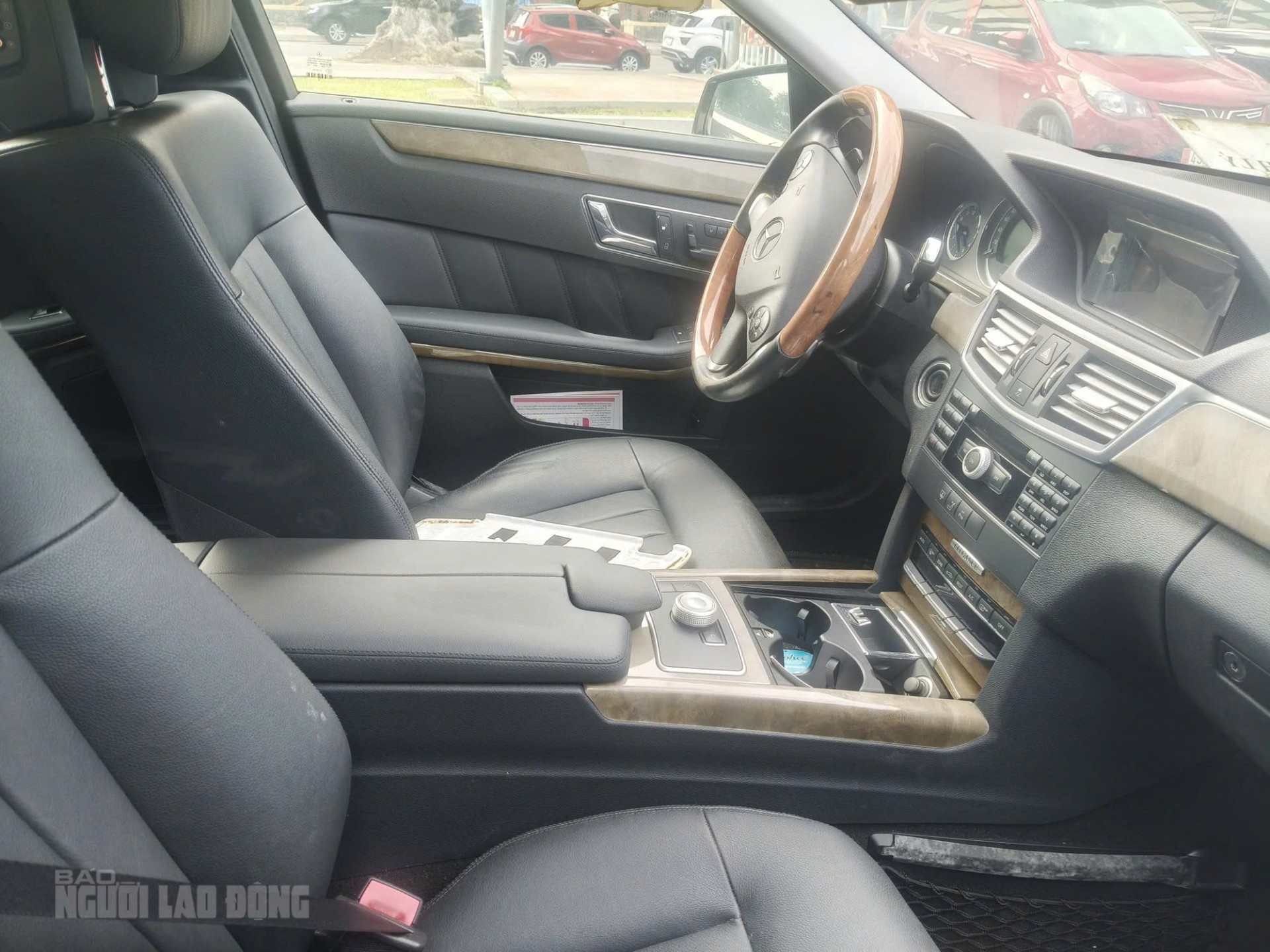 Xe biển xanh Mercedes-Benz E300 thanh lý ở Đà Nẵng