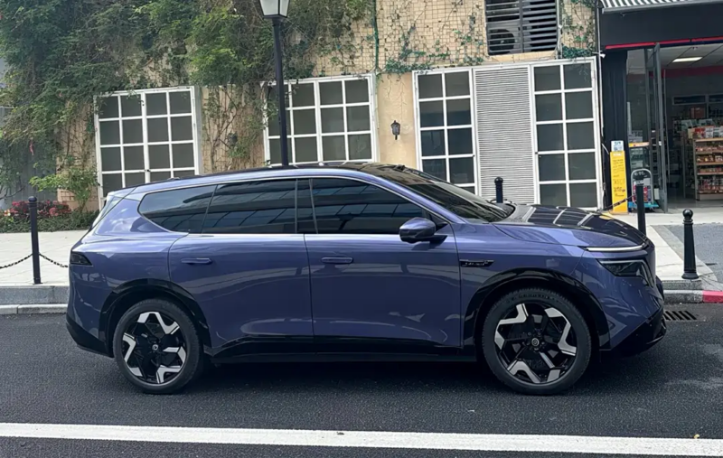 Phía bên của Nissan NX8 2026