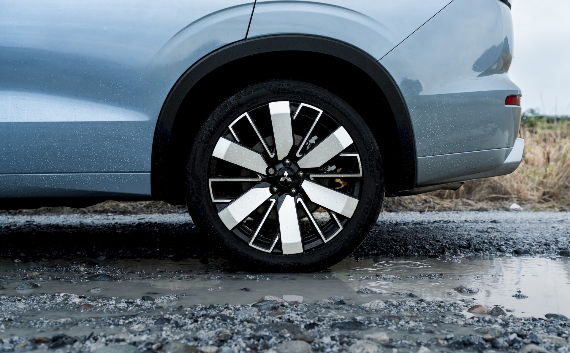 Mitsubishi làm mới Outlander PHEV 2026 tập trung pin và trải nghiệm người dùng