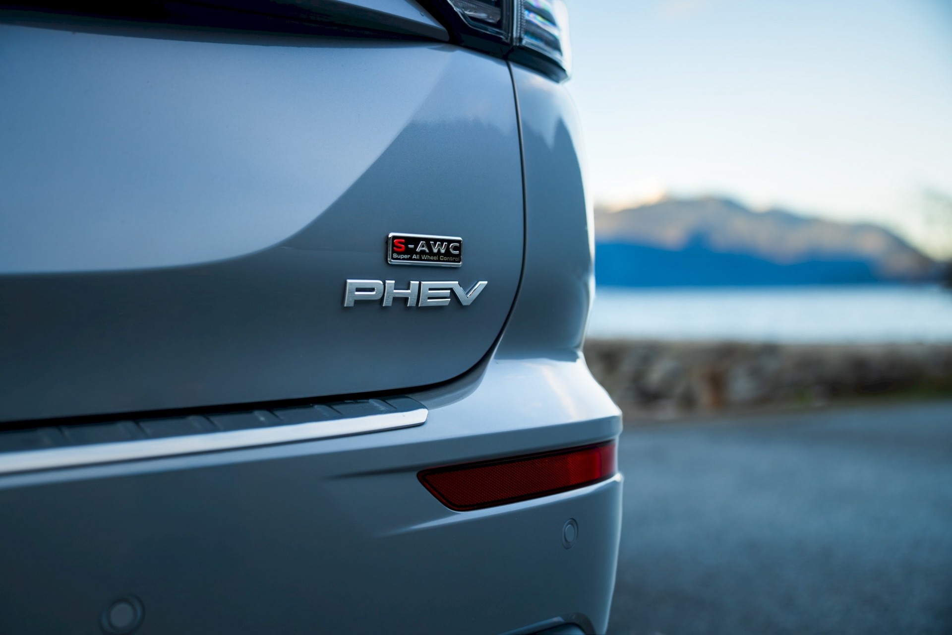 Mitsubishi làm mới Outlander PHEV 2026 tập trung pin và trải nghiệm người dùng